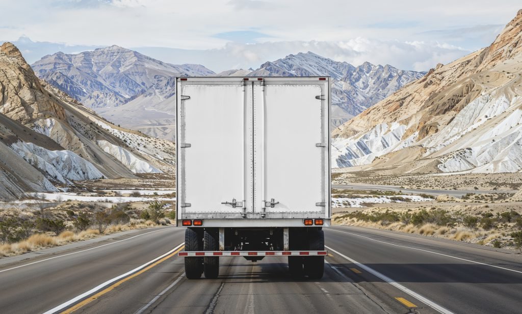 un-camion-de-cargaison-vide-sur-la-route (1)
